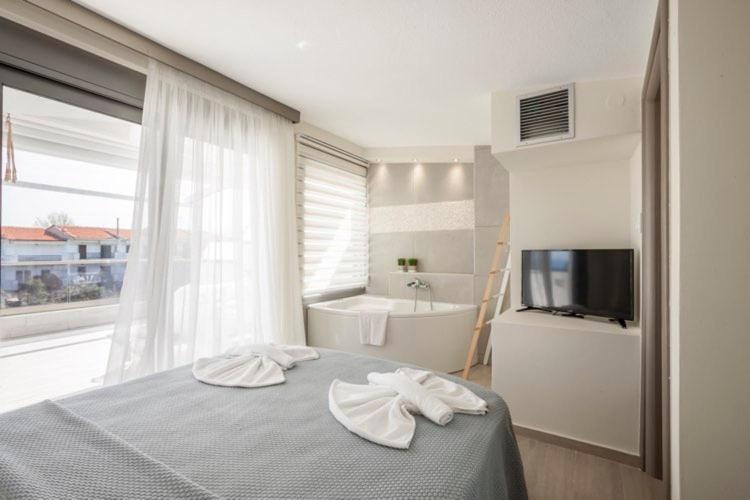 Hanioti Suite Maisonette In Front Of The Sea Экстерьер фото